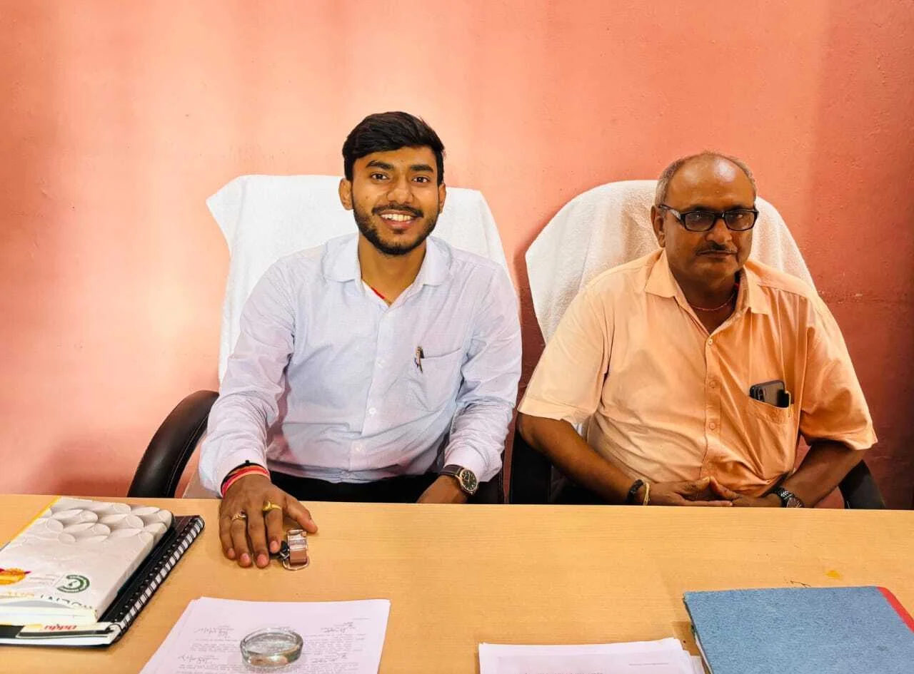 नवपदस्थापित प्रखण्ड कृषि पदाधिकारी आयुष सिंह ने बरौनी में किया पदभार ग्रहण 8