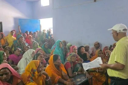 विशेष गहन पुनरीक्षण कार्यक्रम 2025 को लेकर मतदाताओं को प्रखंड विकास पदाधिकारी ने दी जानकारी 23