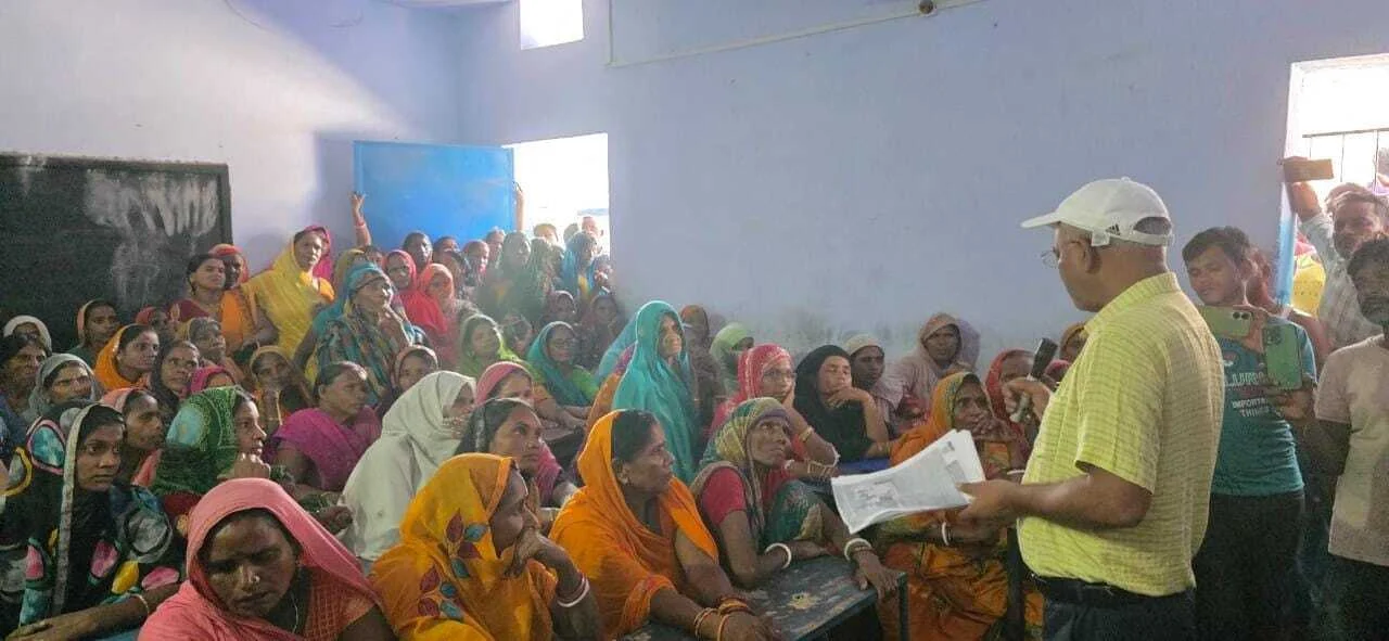 विशेष गहन पुनरीक्षण कार्यक्रम 2025 को लेकर मतदाताओं को प्रखंड विकास पदाधिकारी ने दी जानकारी 13