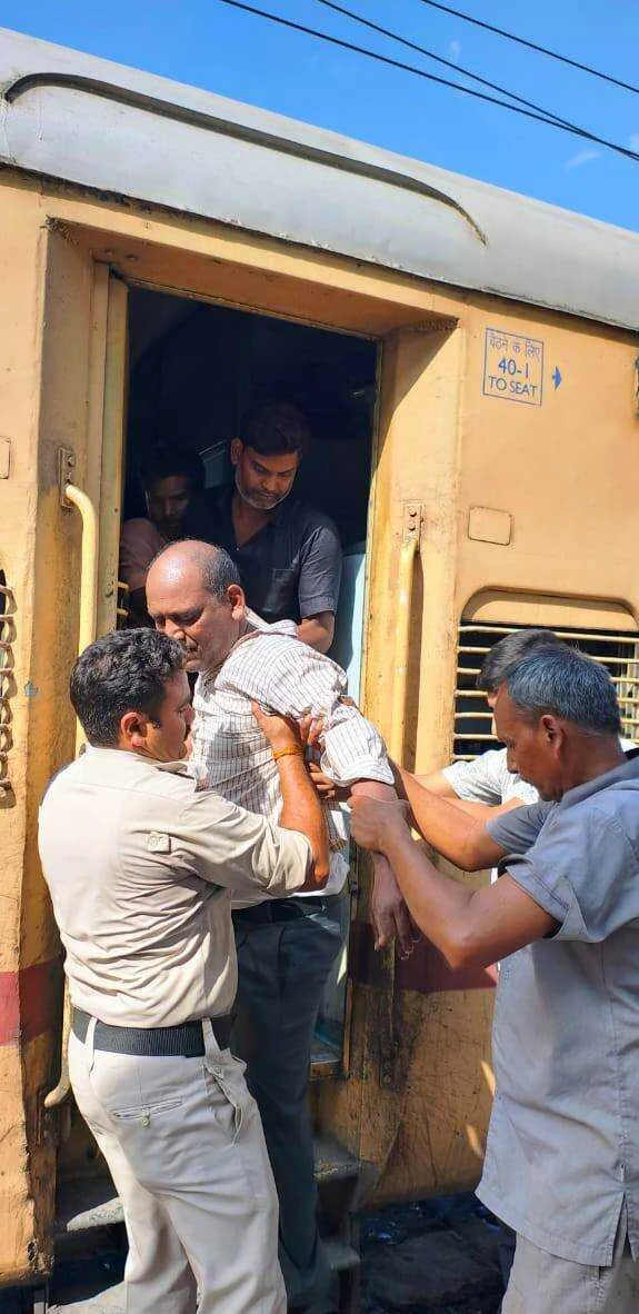 समस्तीपुर: ट्रेन से यात्रा के दौरान यात्री बीमार होने पर ऑन ड्यूटी आरपीएफ ने डॉक्टर बुलाकर बीमार यात्री का कराया इलाज 11