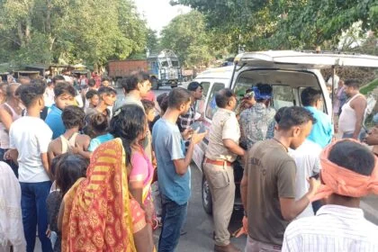 बछवाड़ा एनएच 28 पर तेज रफ्तार बाइक बस से टकराई, बाइक चालक का एक पैर कटकर हुआ अलग, स्थिति नाजुक 25