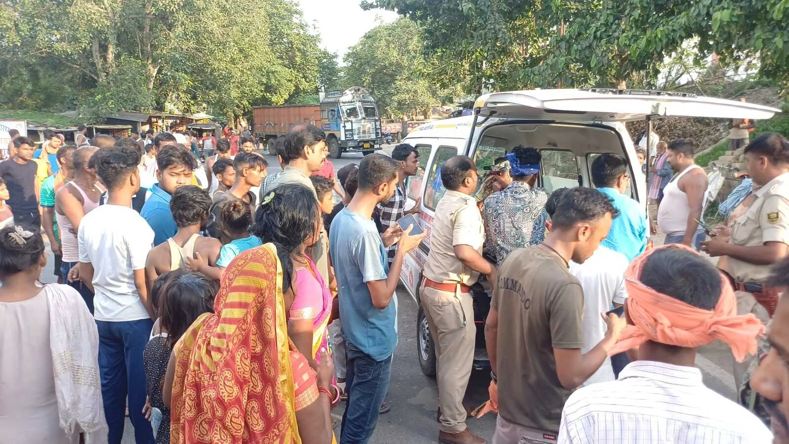 बछवाड़ा एनएच 28 पर तेज रफ्तार बाइक बस से टकराई, बाइक चालक का एक पैर कटकर हुआ अलग, स्थिति नाजुक 4