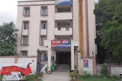 चार हथियार बंद बदमाशों ने डेढ़ दर्जन यात्री के साथ मारपीट करते हुए लूटपाट की 17