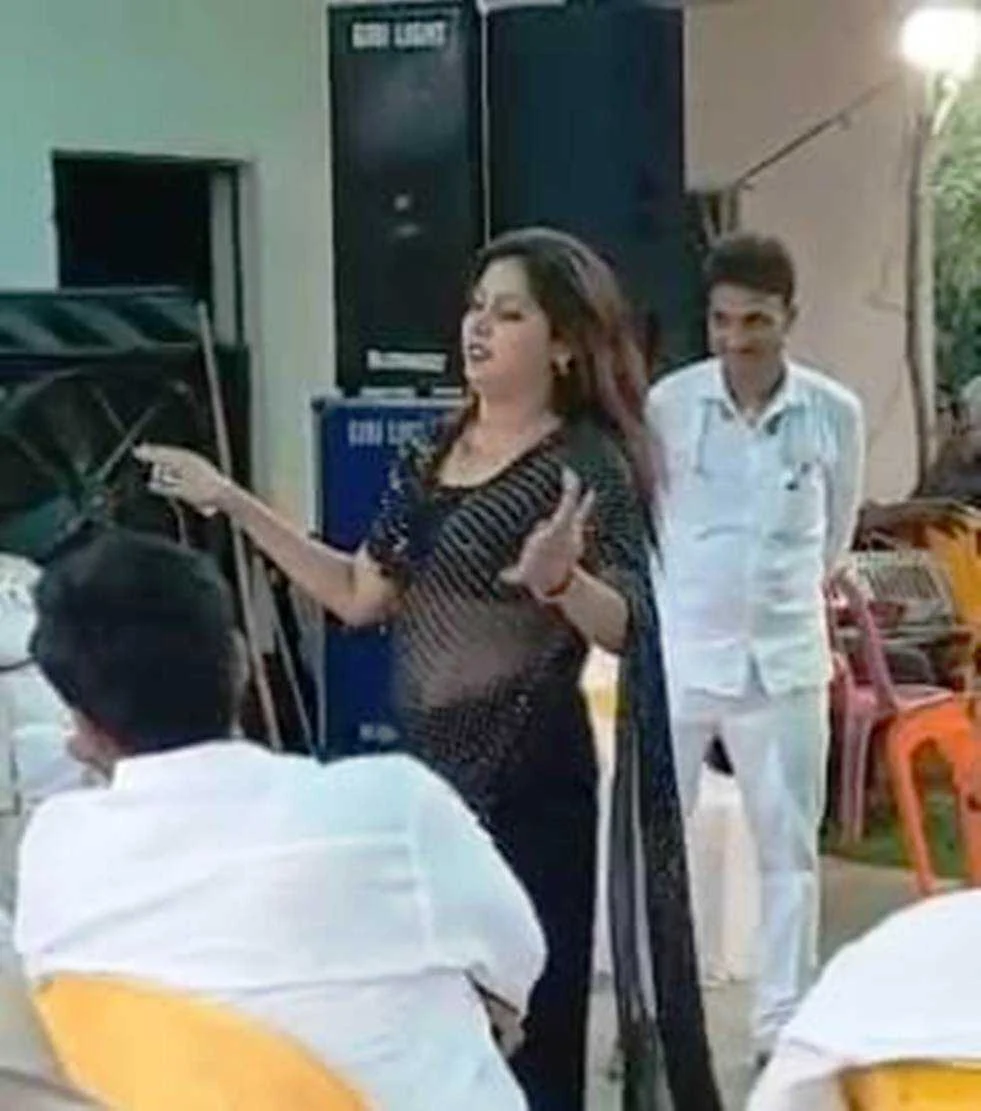 कैमूर: बीजेपी नेताओं का बार-बालाओं के साथ अश्लील वीडियो वायरल, उड़ा रहे हैं पैसे 5