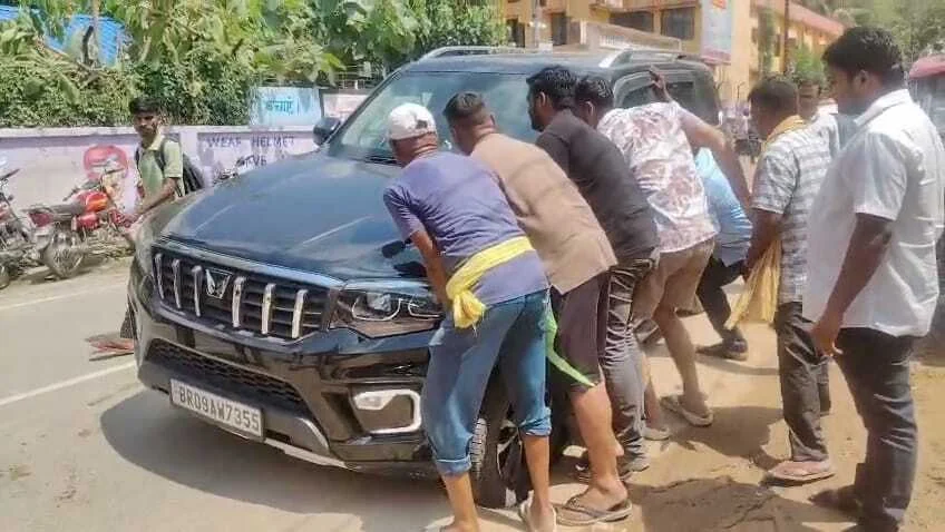 बेगूसराय एसपी कार्यालय से रजिस्ट्री कार्यालय तक सड़क जर्जर, कभी भी हो सकता है वाहन चालक के साथ हादसा 10