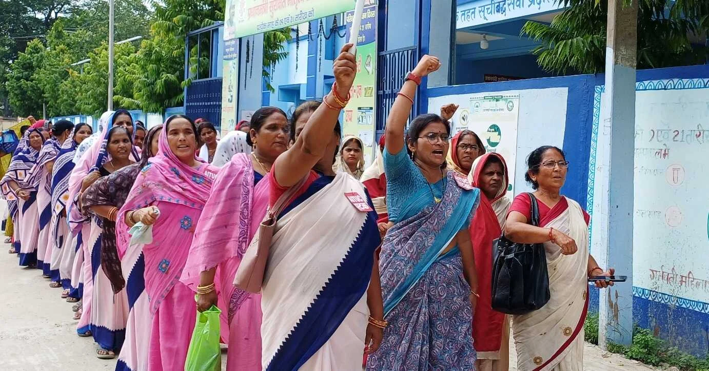 बछवाड़ा में जागरूकता अभियान निकालकर आशाकर्मी व सेविकाओ ने 9 जुलाई को होने वाले आम हड़ताल को लेकर लोगो को किया जागरूक 5