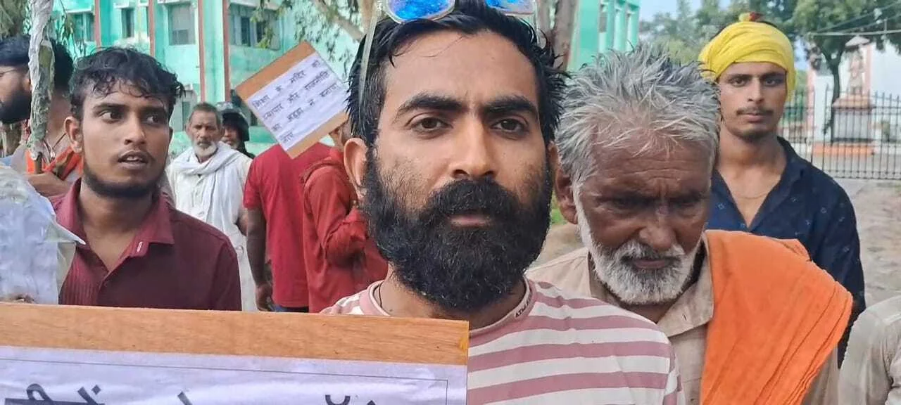 कैमूर: राजद के दिग्गज नेता एवं बक्सर सांसद के पिता जगता नंद सिंह का अपने गृह जिले में विरोध, लोगों ने उनके साथ बेटे पर महाराणा प्रताप कॉलेज पर कब्जा करने का लगाया आरोप, फूंका पुतला 5