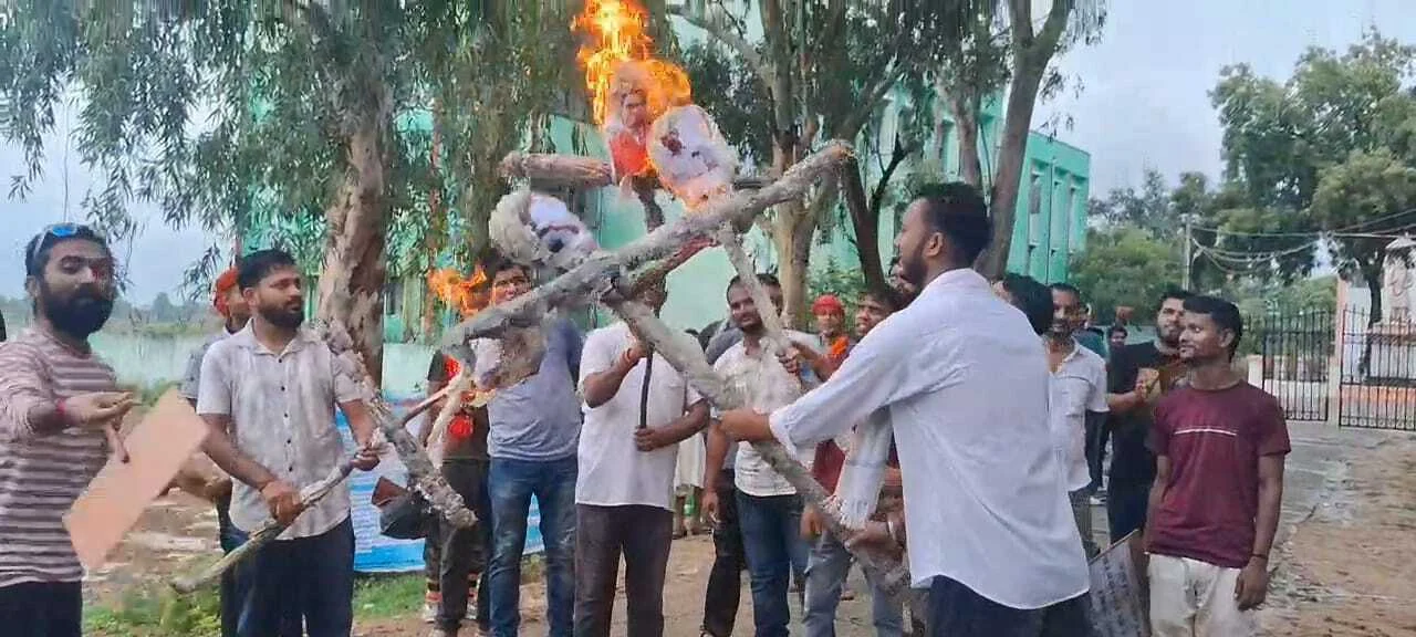 कैमूर: राजद के दिग्गज नेता एवं बक्सर सांसद के पिता जगता नंद सिंह का अपने गृह जिले में विरोध, लोगों ने उनके साथ बेटे पर महाराणा प्रताप कॉलेज पर कब्जा करने का लगाया आरोप, फूंका पुतला 4