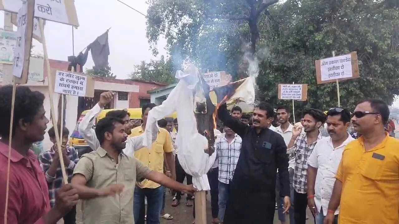 कैमूर: भाजपा कार्यकर्ताओं ने जिलाध्यक्ष ओम प्रकाश पांडेय का फूंका पुतला,शीर्ष अधिकारी से अविलंब हटाने का किया मांग 12