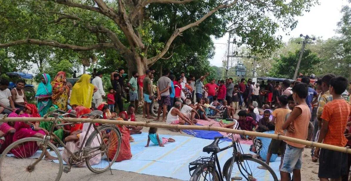 सड़क दूर्घटना में गम्भीर रूप से घायल को आर्थिक सहायता की मांग को लेकर ग्रामीणों ने समसा पिपरा पीडब्ल्यूडी सड़क को किया जाम 8