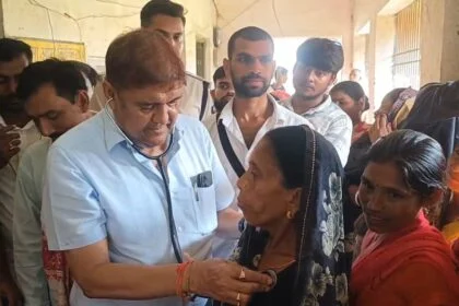 मंत्री डॉ सुनील पहुंचे बिहारशरीफ विधानसभा के मोरातालाब गांव, जनता से सीधा किया संवाद, किया हेल्थ चेकअप 26