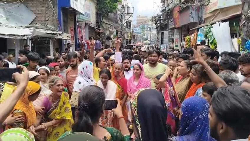 बेगूसराय में प्रेम प्रसंग में प्रेमिका के परिजनों ने एक युवक को घर में बंधक बनाकर किया जमकर पिटाई, इलाज के दौरान युवक की मौत    7