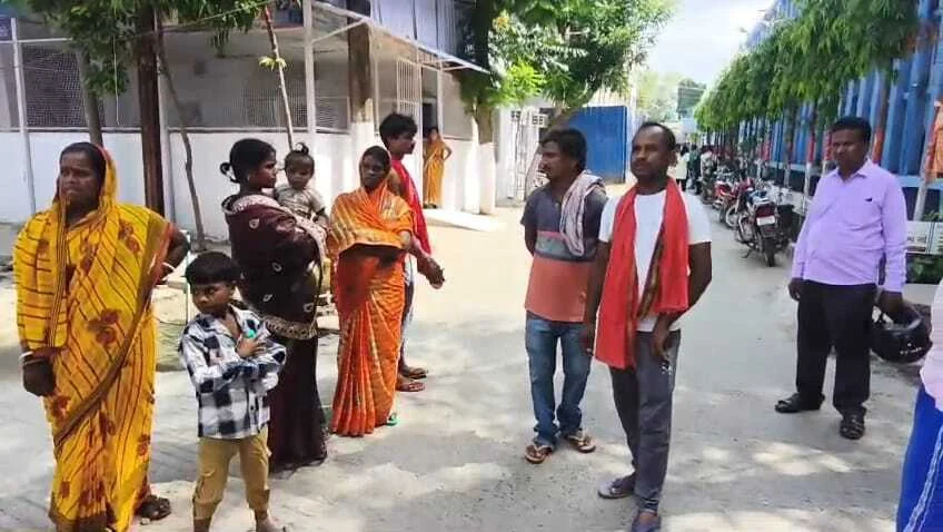 बेगूसराय में ई रिक्शा गड्ढे में पलटने से एक व्यक्ति की दर्दनाक मौत, तीन लोग गंभीर रूप से घायल 4