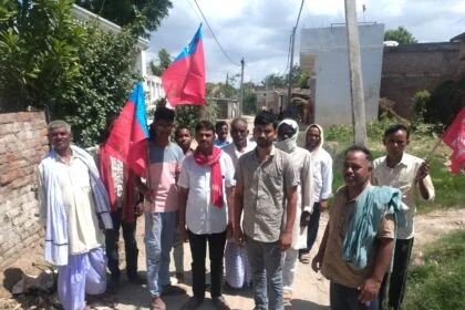 बेगूसराय के बछवाड़ा एआईवाईएफ रजनीश कुमार के नेतृत्व में उग्र प्रदर्शन कर मोदी और अंबानी का किया पुतला दहन 25