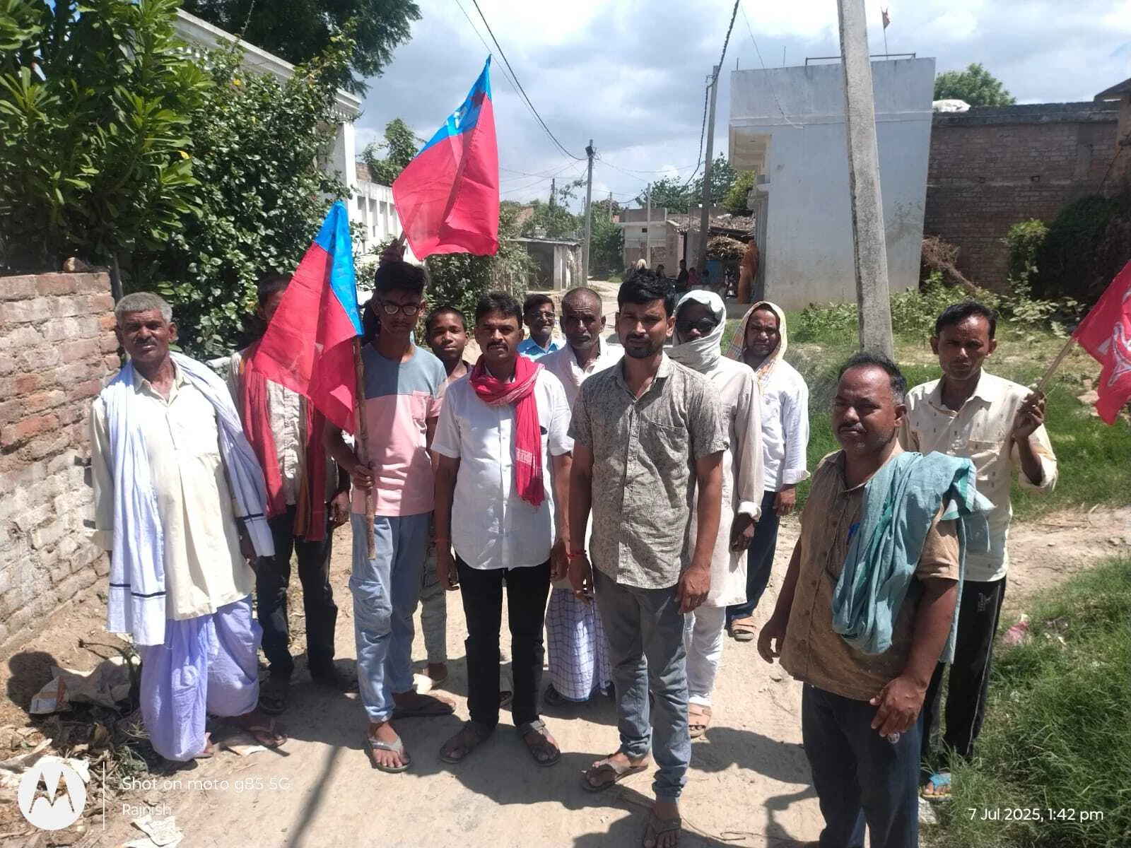बेगूसराय के बछवाड़ा एआईवाईएफ रजनीश कुमार के नेतृत्व में उग्र प्रदर्शन कर मोदी और अंबानी का किया पुतला दहन 4