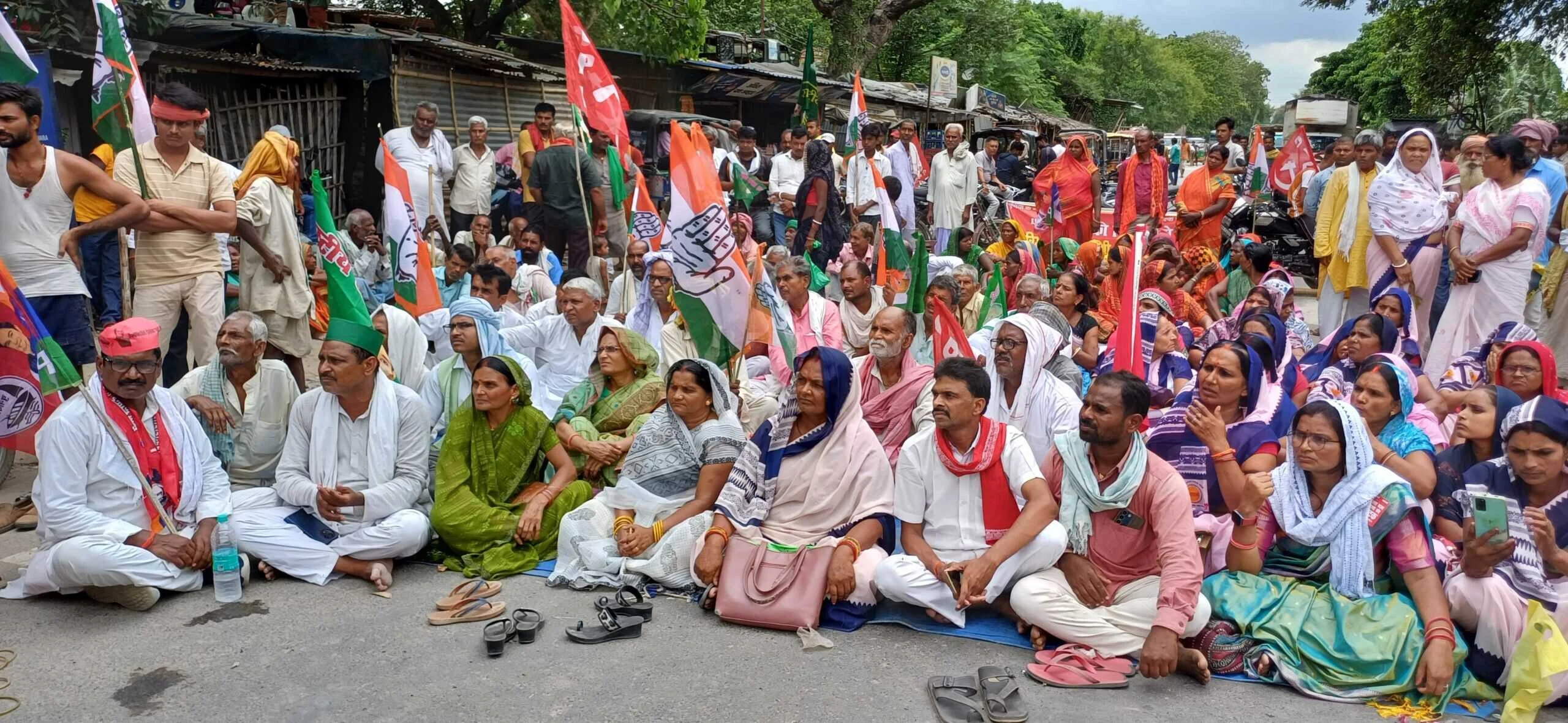 बछवाड़ा में महागठबंधन कार्यकर्ताओ ने झमटिया ढाला चौक पर किया चक्का जाम,सरकार के खिलाफ की नारेबाजी 3