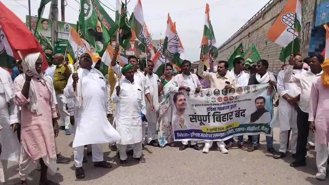 कैमूर: विशेष मतदाता पुनरीक्षण कार्य के विरोध में बिहार बंद को लेकर दिल्ली-कोलकाता हाईवे को किया जाम 13
