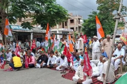 बेगूसराय के भगवानपुर में मतदाता सूची पुनरीक्षण कार्यक्रम के विरोध में महागठबंधन कार्यकर्ता ने की सड़क जाम 26