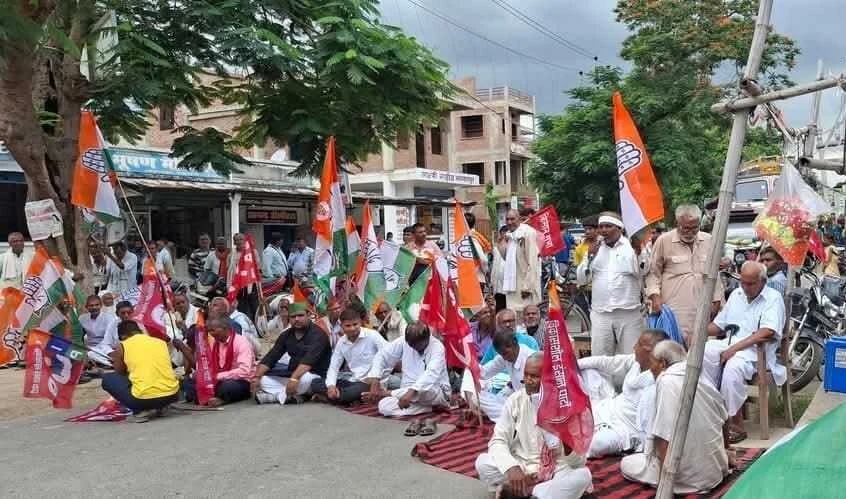 बेगूसराय के भगवानपुर में मतदाता सूची पुनरीक्षण कार्यक्रम के विरोध में महागठबंधन कार्यकर्ता ने की सड़क जाम 5