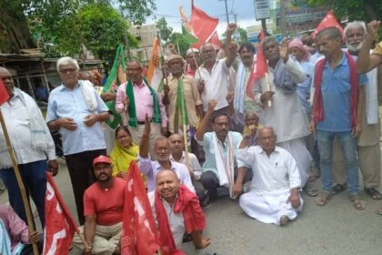 बेगूसराय-महागठबंधन के कार्यकर्ताओं ने किया रोड जाम कर सरकार के खिलाफ किया प्रदर्शन 24