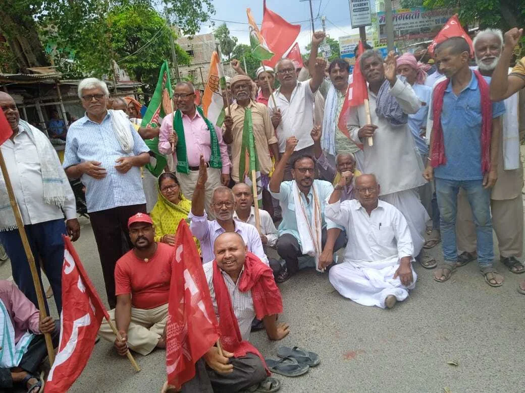 बेगूसराय-महागठबंधन के कार्यकर्ताओं ने किया रोड जाम कर सरकार के खिलाफ किया प्रदर्शन 5