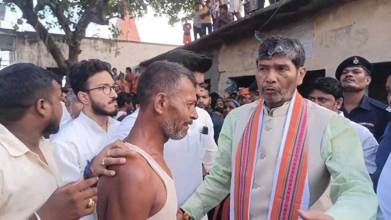 नालंदा:पूर्व केंद्रीय मंत्री पशुपतिनाथ पारस और पूर्व सांसद प्रिंस राज पहुंचे डुमरावाँ गांव, मृतक के पीड़ित परिजनों से की मुलाकात 5