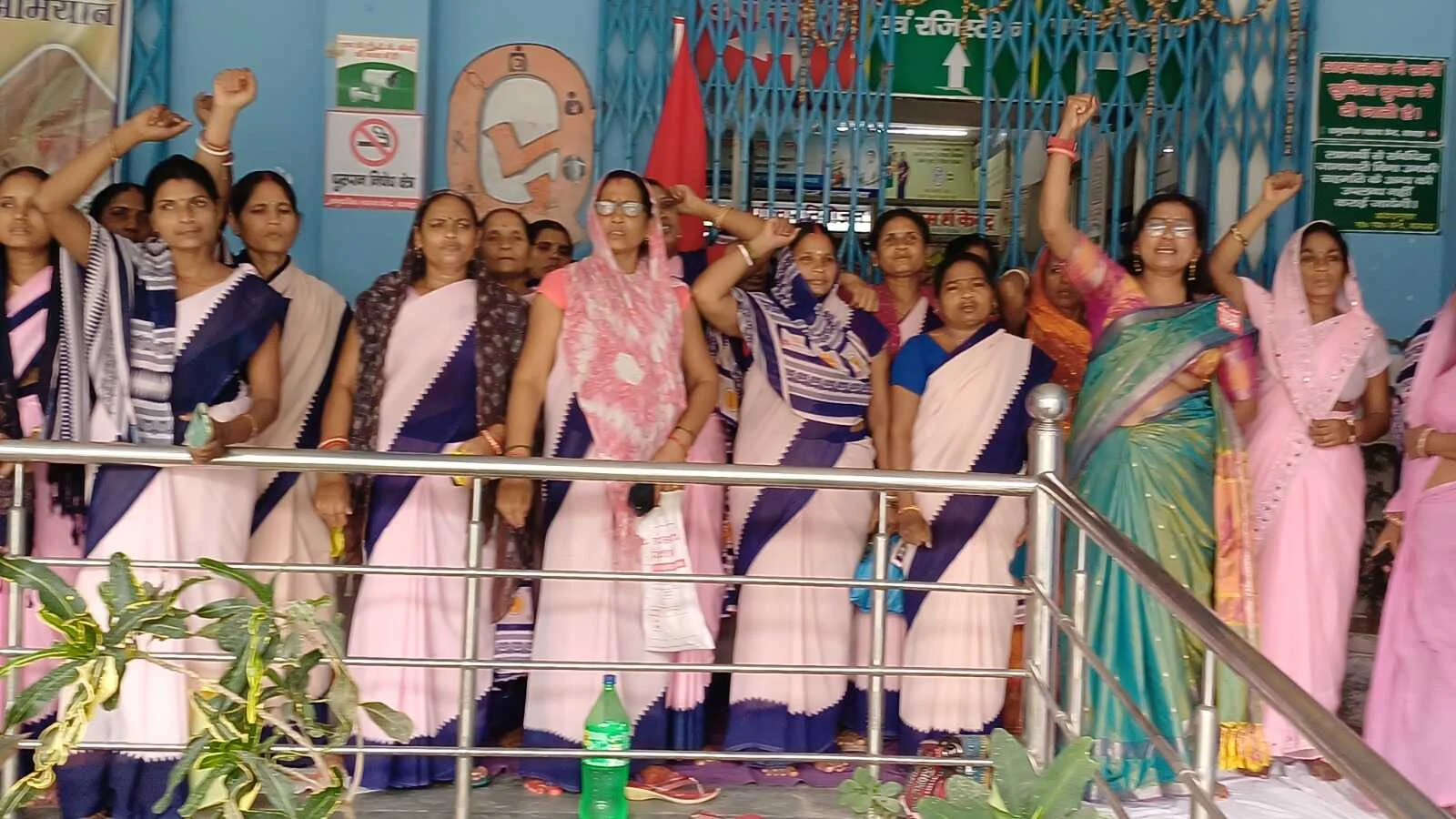 आशा कार्यकर्ताओं ने ट्रेड यूनियन के द्वारा बंद के आह्वान पर सामुदायिक स्वास्थ्य केंद्र बछ्वाड़ा का कामकाज रखा ठप 4