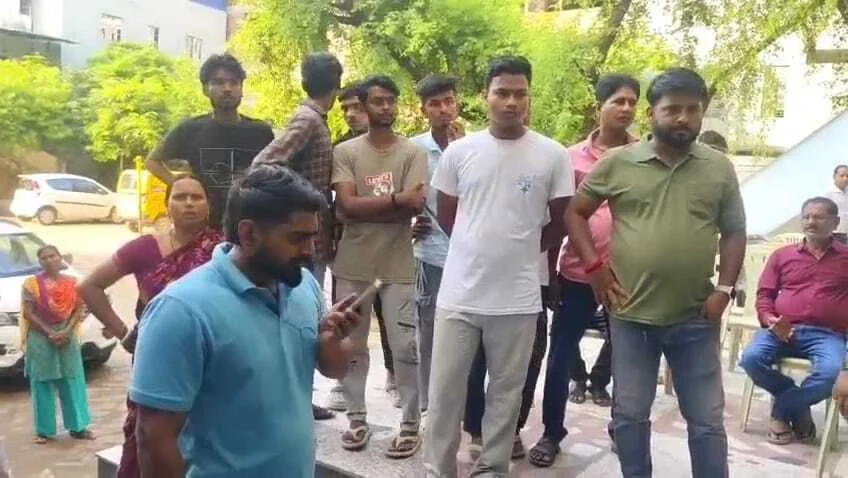 नालंदा:आरपीएस स्कूल में दो छात्र गुट आपस में भिड़े, आधे दर्जन छात्र गंभीर रूप से हुए जख्मी, मॉडल अस्पताल में इलाज जारी 5