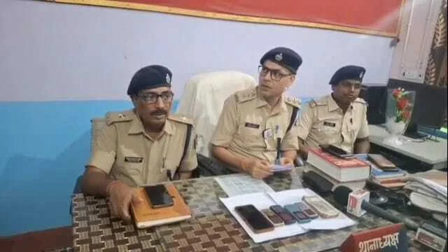 बेगूसराय पुलिस को मिली सफलता,गांजा के साथ एक महिला समेत चार गांजा तस्कर को किया गिरफ्तार 9