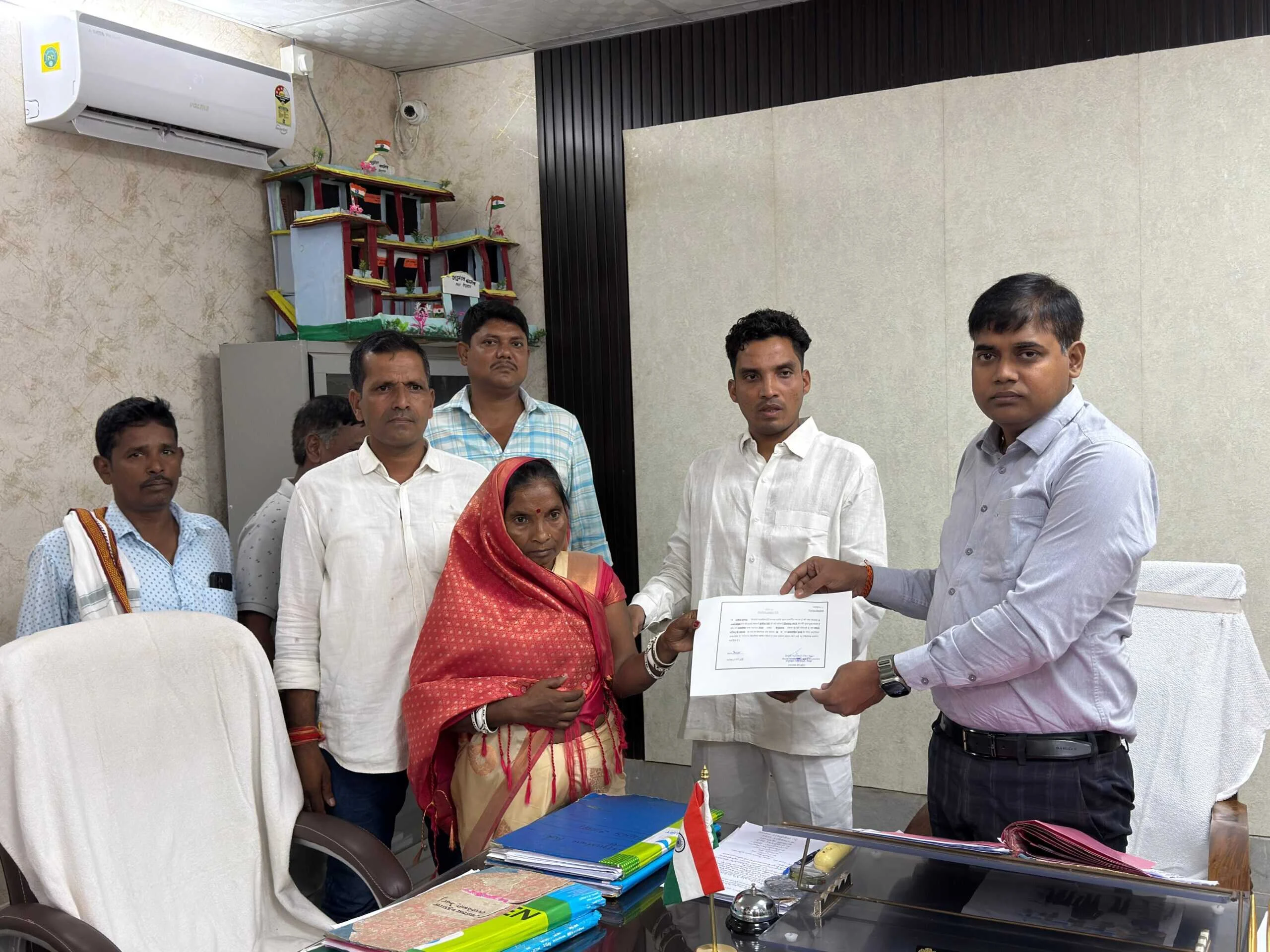 तेघड़ा अनुमंडल से जिला परिषद क्षेत्र संख्या-18 में निर्विरोध चुनाव: सुनीता देवी को मिला विजय प्रमाण पत्र 10