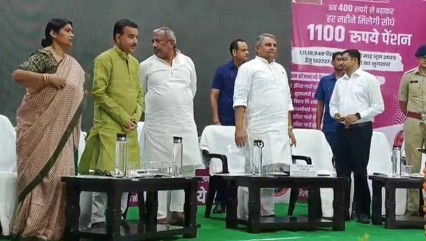 बिहार शरीफ के टाउन हॉल में सामाजिक सुरक्षा पेंशनधारियों के खाते में बढ़ी हुई दर पर पेंशन राशि अंतरण कार्यक्रम का प्रभारी मंत्री विजय कुमार चौधरी ने किया उद्घाटन 7