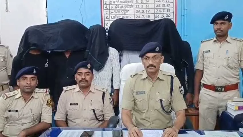 नालंदा पुलिस ने सारे और दीपनगर थाना क्षेत्र में लूटपाट के दो मामलों का किया उद्भेदन, कुल आठ अपराधी गिरफ्तार 8