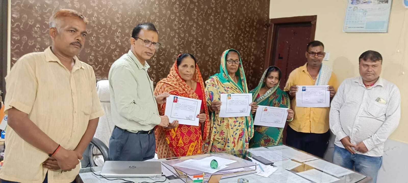 बेगूसराय के वीरपुर में पंच पद पर निर्विरोध निर्वाचित पंचों को मिला प्रमाण पत्र 10