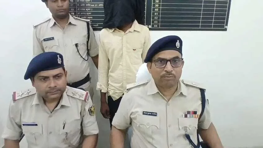 समस्तीपुर  पुलिस को मिली सफलता, 3 जुलाई को हुए लूट मामले में एक बदमाश को लूट के सामान व घटना में प्रयुक्त बाइक के साथ किया गिरफ्तार 8