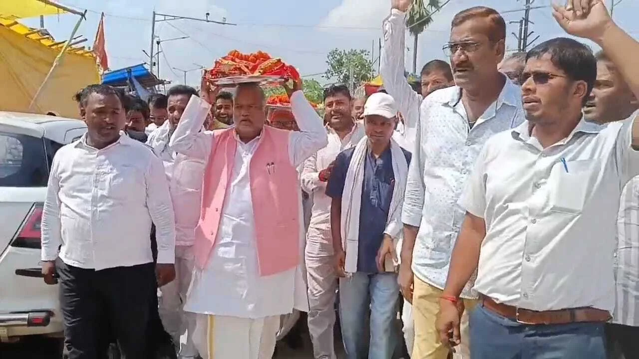 नालंदा: बाबा मणिराम अखाड़ा पहुंचे ग्रामीण विकास मंत्री श्रवण कुमार, बाबा की समाधि पर किया लंगोट अर्पण 3
