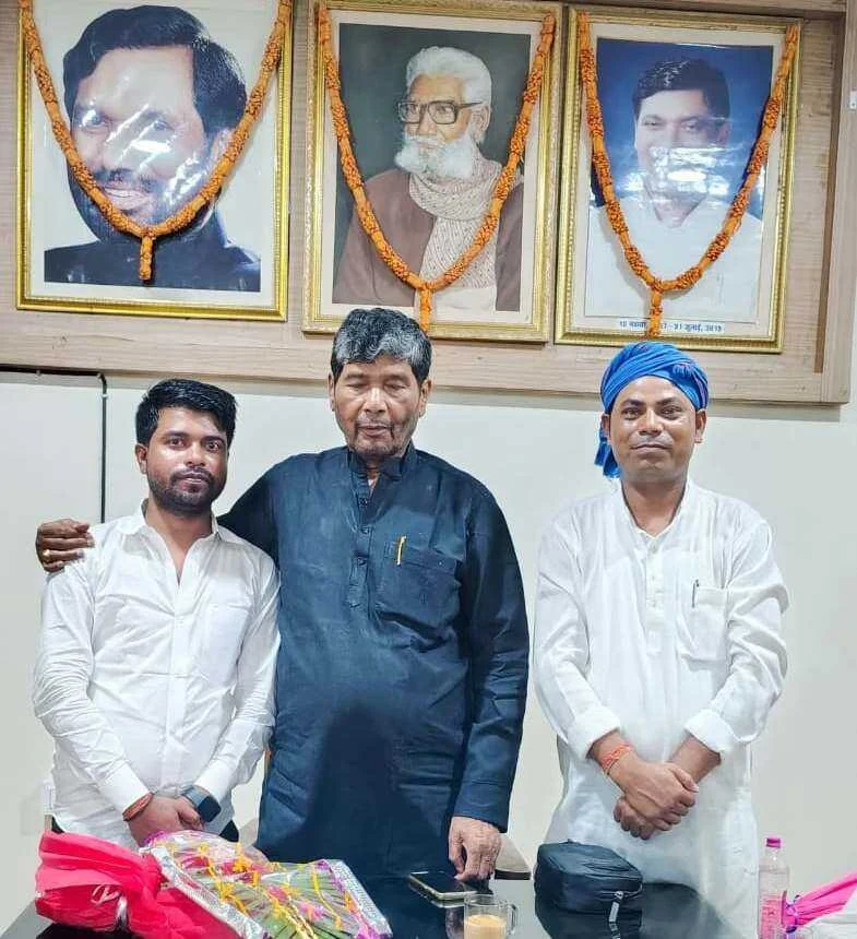 समस्तीपुर दलित सेना के जिलाध्यक्ष ने राष्ट्रीय अध्यक्ष से मुलाकात कर आगामी विधानसभा चुनाव पर की चर्चा 5