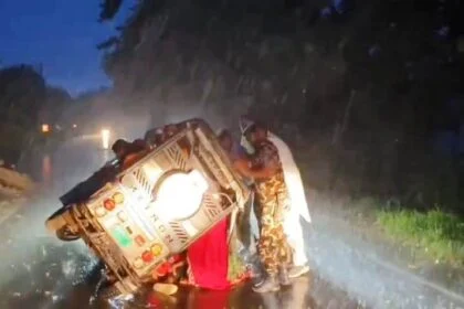 बेगूसराय में ई रिक्शा अनियंत्रित होकर सड़क पर पलटी, रास्ते से गुजर रहे नगर विधायक कुंदन कुमार ने बारिश में भीगते हुए सभी घायलों को इलाज के लिए अस्पताल भेजा 27