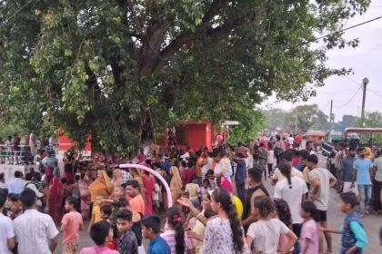 नागपंचमी के अवसर पर भगतों ने दिखाए करतब, लोगो ने नाग देवता की पूजा अर्चना 28