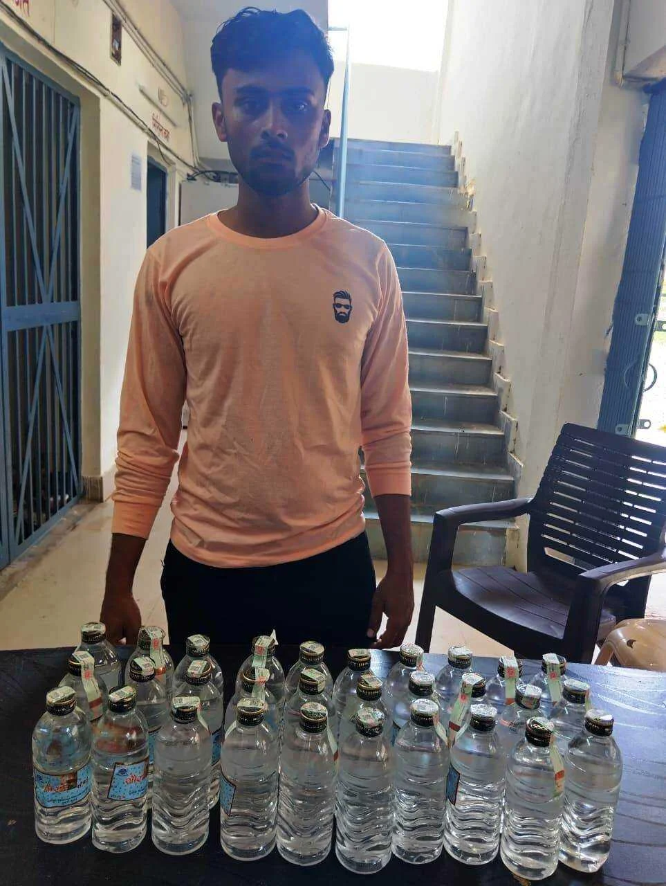 वाहन चेकिंग के दौरान बाइक पर नेपाली देशी शराब के साथ एक आरोपी गिरफ्तार, भेजा जेल 5