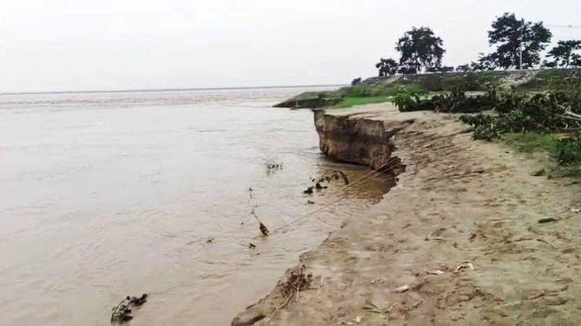 गंगा की जलस्तर मे वृद्धि - जगह-जगह कटाव की वजह से लोगों में भय का माहौल, लोग विवस 6
