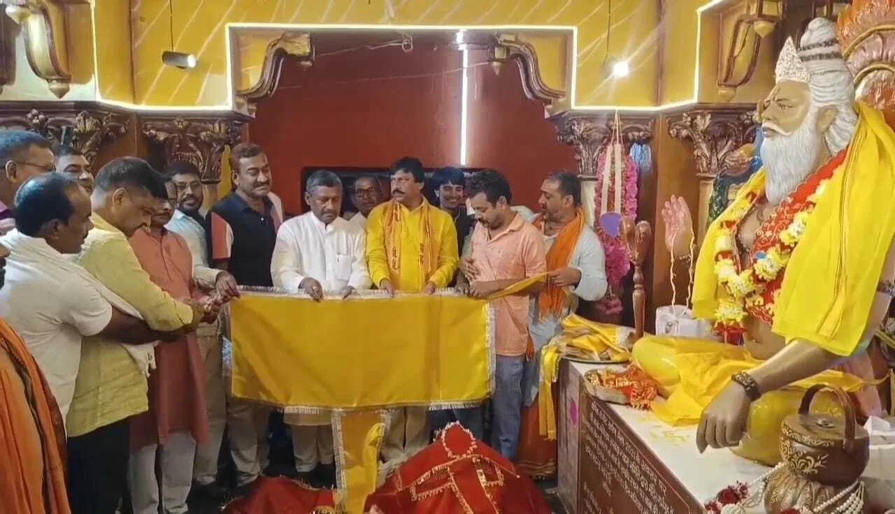 नालंदा: पूर्व विधायक सह जदयू के राष्ट्रीय महासचिव ई सुनील ने बाबा मणिराम की समाधि पर चढ़ाया लंगोट 15