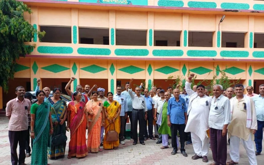 वित्त रहित शिक्षा नीति के खिलाफ शिक्षकों ने काला बिल्ला लगाकर जताया विरोध 1