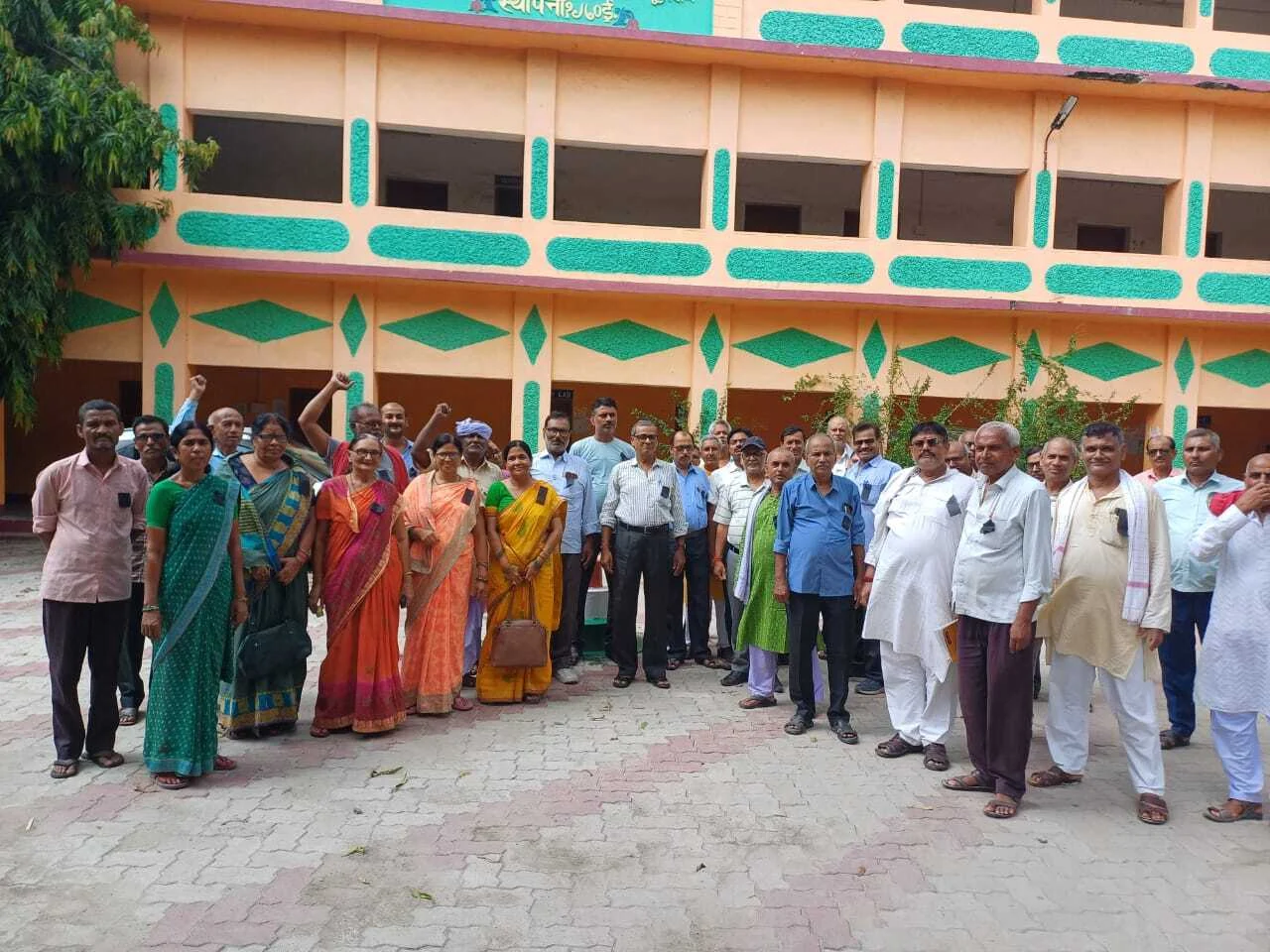 वित्त रहित शिक्षा नीति के खिलाफ शिक्षकों ने काला बिल्ला लगाकर जताया विरोध 2