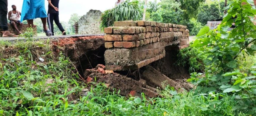 बारिश से पुलिया हुआ क्षतिग्रस्त, लोग जान जोखिम में डालकर सड़क पर करते है आवागमन 1