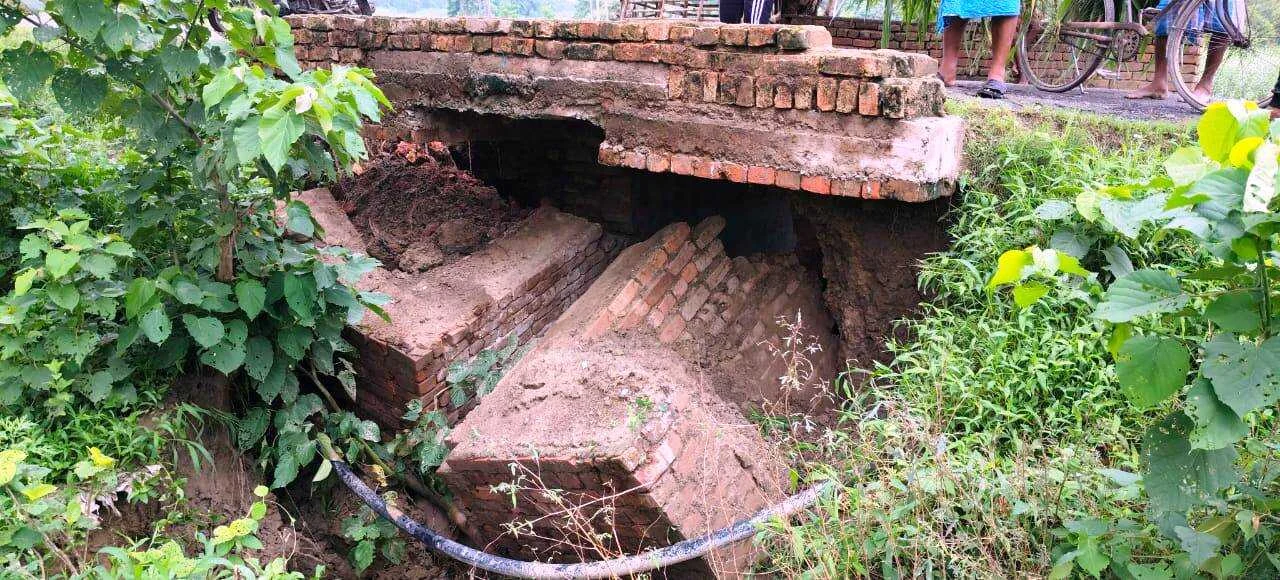 बारिश से पुलिया हुआ क्षतिग्रस्त, लोग जान जोखिम में डालकर सड़क पर करते है आवागमन 2