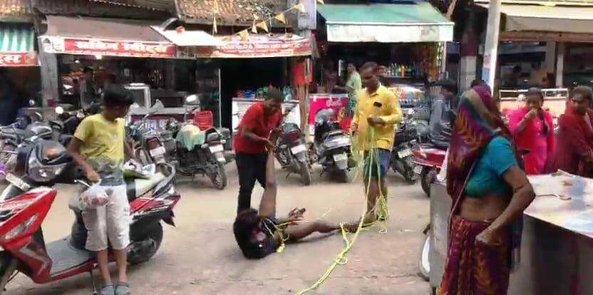 समस्तीपुर: प्रसिद्ध थानेश्वर मंदिर में एक विछिप्त युवक ने भैरव बाबा की प्रतिमा को किया क्षतिग्रस्त, गुस्साए लोगों ने युवक को बांध कर किया जमकर पिटाई 2