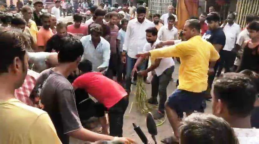 समस्तीपुर: प्रसिद्ध थानेश्वर मंदिर में एक विछिप्त युवक ने भैरव बाबा की प्रतिमा को किया क्षतिग्रस्त, गुस्साए लोगों ने युवक को बांध कर किया जमकर पिटाई 3