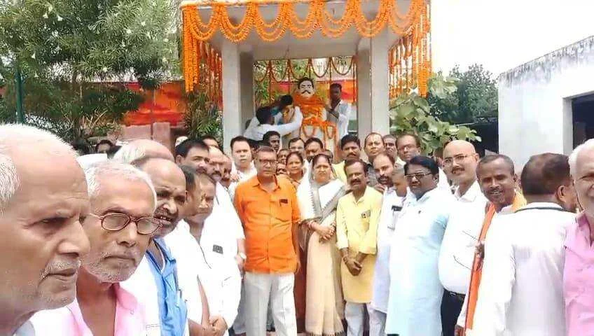 समस्तीपुर: जदयू के शहीद प्रदीप महतो की जयंती का आयोजन, एनडीए कार्यकर्ताओ ने उनके स्मारक पर फूल-माला चढ़ाकर अर्पित किया श्रद्धांजलि 1