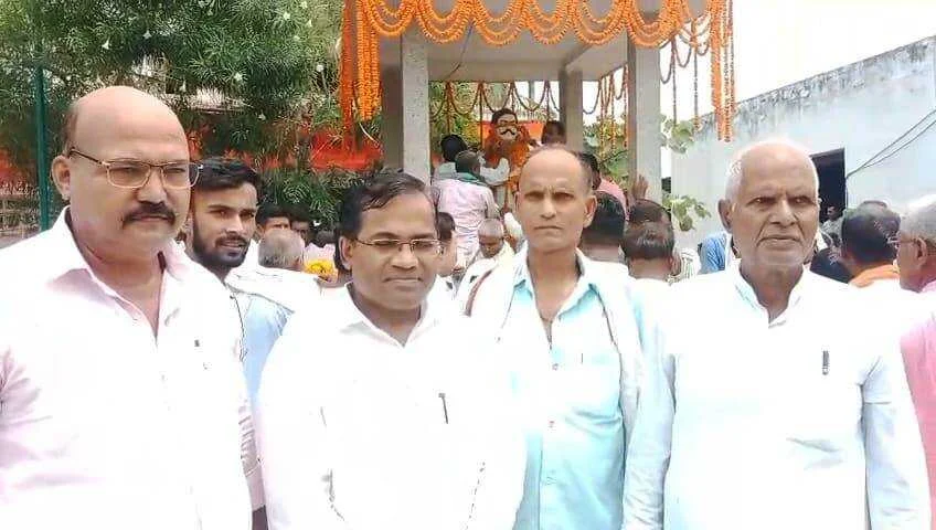 समस्तीपुर: जदयू के शहीद प्रदीप महतो की जयंती का आयोजन, एनडीए कार्यकर्ताओ ने उनके स्मारक पर फूल-माला चढ़ाकर अर्पित किया श्रद्धांजलि 2