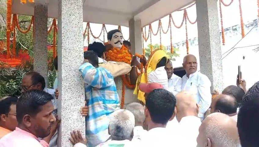 समस्तीपुर: जदयू के शहीद प्रदीप महतो की जयंती का आयोजन, एनडीए कार्यकर्ताओ ने उनके स्मारक पर फूल-माला चढ़ाकर अर्पित किया श्रद्धांजलि 3